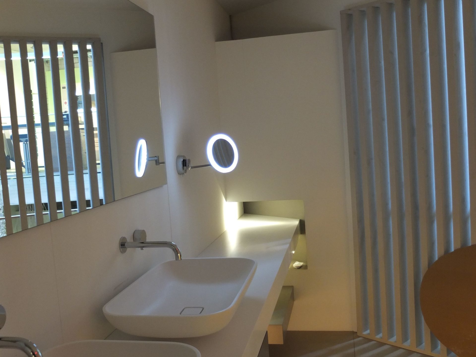 Sanitaerausstellung, Einbau Ausstellungsbox und Regale